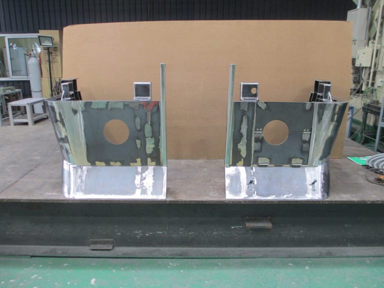 電車　スカート部品
